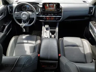 2024 Nissan Pathfinder SL z VIN 5N1DR3CC1RC259568, wystawiony jako Copart lot #53545965 z przebiegiem 10 585 mil mil oraz Szkoda całkowita • Salvage title. Historia ofert i sprzedaży dostępna na DreamBid. Obrazek 8.