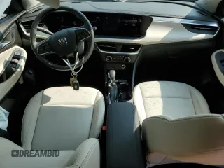 2024 Buick Encore GX Preferred z VIN KL4AMCSL5RB195669, wystawiony jako Copart lot #60622465 z przebiegiem 2 899 mil mil oraz Szkoda całkowita • Salvage title. Historia ofert i sprzedaży dostępna na DreamBid. Obrazek 8.