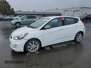 2013 Hyundai Accent SE with VIN KMHCU5AE6DU105306, listed as a Copart auction lot 48911425 with 76,557 mi miles and Salvage Title. Bid and sale history available at carsss.com. Image 1.