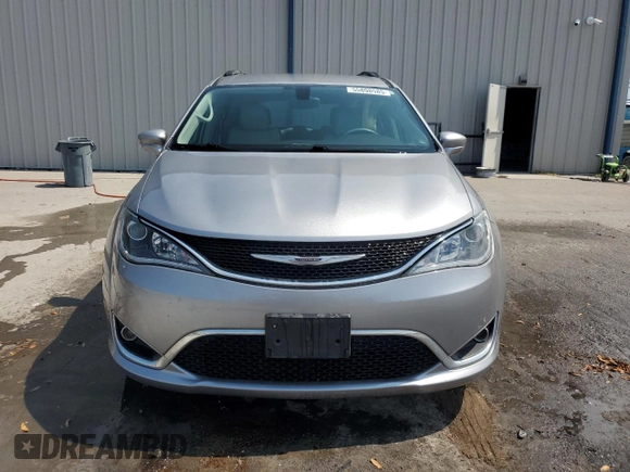 2017 Chrysler Pacifica Touring L z VIN 2C4RC1BG9HR832193, wystawiony jako Copart lot #55898585 z przebiegiem 30 958 mil mil oraz Szkoda całkowita • Salvage title. Historia ofert i sprzedaży dostępna na DreamBid. Obrazek 5.