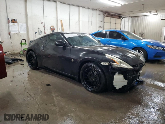 2009 Nissan 370Z z VIN JN1AZ44EX9M407193, wystawiony jako Copart lot #84891734 z przebiegiem 129 296 mil mil oraz Szkoda całkowita • Salvage title. Historia ofert i sprzedaży dostępna na DreamBid. Obrazek 4.