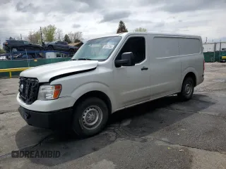 2018 Nissan NV Cargo S z VIN 1N6BF0KM0JN804663, wystawiony jako Copart lot #55617355 z przebiegiem 149 012 mil mil oraz Szkody całkowita. Historia ofert i sprzedaży dostępna na DreamBid. Obrazek 1.