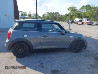 2020 MINI Hardtop Cooper S z VIN WMWXR5C00L2M23924, wystawiony jako IAAI lot #41520706 z przebiegiem 123 006 mil mil oraz . Historia ofert i sprzedaży dostępna na DreamBid. Obrazek 13.
