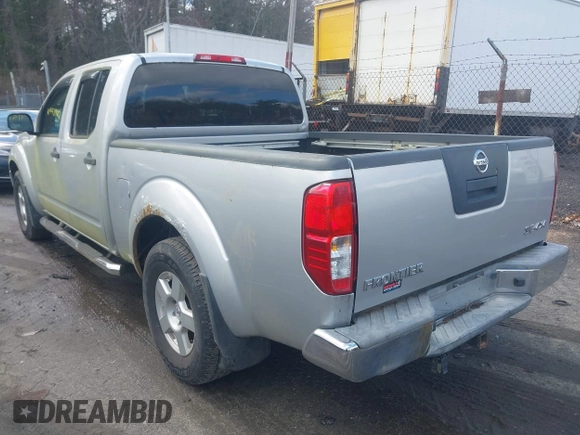 2008 Nissan Frontier LE z VIN 1N6AD09W18C435584, wystawiony jako IAAI lot #41998922 z przebiegiem 154 507 mil mil oraz . Historia ofert i sprzedaży dostępna na DreamBid. Obrazek 3.