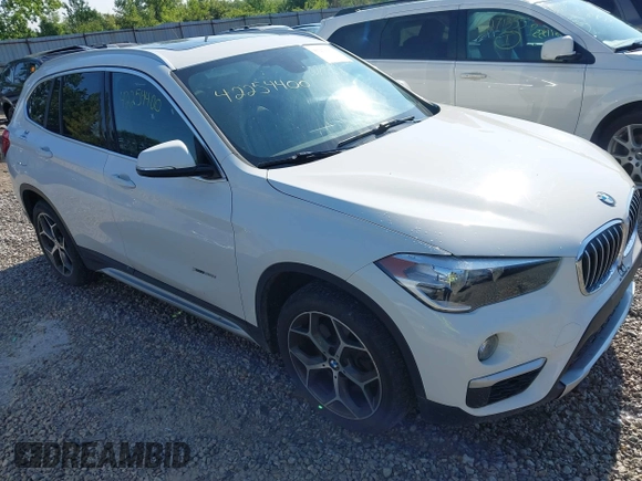 2018 BMW X1 xDrive28i z VIN WBXHT3C34J5F89162, wystawiony jako IAAI lot #42254400 z przebiegiem 131 979 mil mil oraz . Historia ofert i sprzedaży dostępna na DreamBid. Obrazek 1.