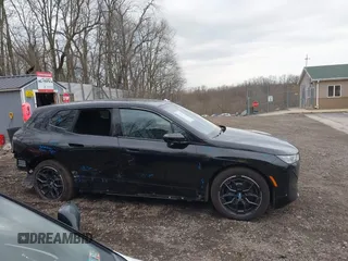 2025 BMW iX xDrive50 z VIN WB523CF00SCT84335, wystawiony jako IAAI lot #42002627 z przebiegiem 3241 mil mil oraz . Historia ofert i sprzedaży dostępna na DreamBid. Obrazek 14.