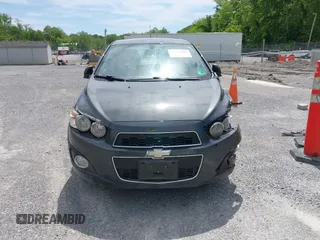 2016 Chevrolet Sonic LTZ z VIN 1G1JE5SB5G4137710, wystawiony jako IAAI lot #42131625 z przebiegiem 152 941 mil mil oraz . Historia ofert i sprzedaży dostępna na DreamBid. Obrazek 12.