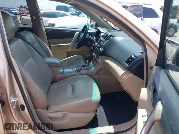 2011 Toyota Highlander z VIN 5TDBK3EH2BS042799, wystawiony jako IAAI lot #39900598 z przebiegiem 232 331 mil mil oraz . Historia ofert i sprzedaży dostępna na DreamBid. Obrazek 5.