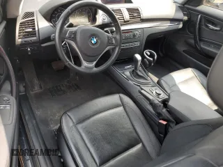 2013 BMW 1 Series 128i z VIN WBAUP9C51DVS95415, wystawiony jako Copart lot #65055485 z przebiegiem 88 907 mil mil oraz Czysty tytuł • Clean title. Historia ofert i sprzedaży dostępna na DreamBid. Obrazek 8.