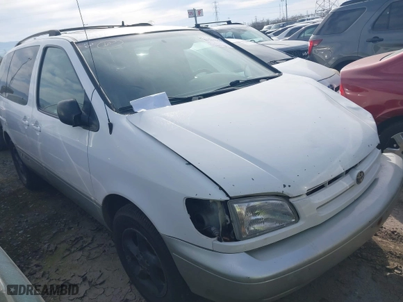 1998 Toyota Sienna LE with VIN 4T3ZF13C3WU074731, listed as a IAAI auction lot 41561965 with 174,130 mi miles. Bid and sale history available at carsss.com. Image 1.