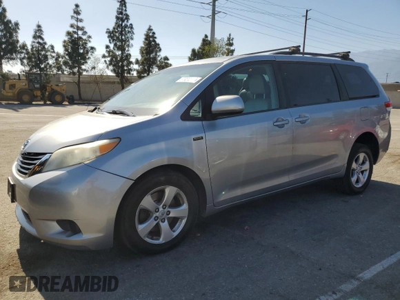 2013 Toyota Sienna LE AAS z VIN 5TDKK3DC5DS282857, wystawiony jako Copart lot #57984075 z przebiegiem 148 876 mil mil oraz Szkoda całkowita • Salvage title. Historia ofert i sprzedaży dostępna na DreamBid. Obrazek 1.
