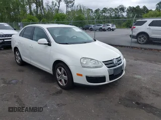 2008 Volkswagen Jetta Sedan SE with VIN 3VWRM71K88M163490, listed as a IAAI auction lot 41978840 with 178,605 mi miles. Bid and sale history available at carsss.com. Image 1.