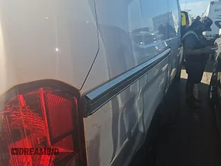 2019 Ford Transit z VIN 1FTYR1YM5KKB83053, wystawiony jako IAAI lot #42854173 z przebiegiem 196 257 mil mil oraz . Historia ofert i sprzedaży dostępna na DreamBid. Obrazek 14.