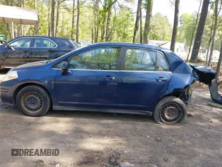 2008 Nissan Versa S z VIN 3N1BC11E08L459840, wystawiony jako IAAI lot #42070824 z przebiegiem 38 686 mil mil oraz . Historia ofert i sprzedaży dostępna na DreamBid. Obrazek 14.