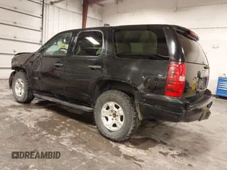 2013 Chevrolet Tahoe Commercial z VIN 1GNSK2E01DR331721, wystawiony jako IAAI lot #42093449 z przebiegiem 178 731 mil mil oraz . Historia ofert i sprzedaży dostępna na DreamBid. Obrazek 3.