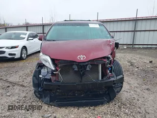 2014 Toyota Sienna XLE z VIN 5TDYK3DC9ES425398, wystawiony jako IAAI lot #41551678 z przebiegiem 224 667 mil mil oraz . Historia ofert i sprzedaży dostępna na DreamBid. Obrazek 13.