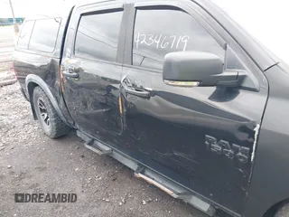 2016 Ram 1500 Rebel z VIN 1C6RR7YT0GS100285, wystawiony jako IAAI lot #42346719 z przebiegiem 103 309 mil mil oraz . Historia ofert i sprzedaży dostępna na DreamBid. Obrazek 6.