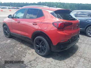 2024 Buick Encore GX Sport Touring z VIN KL4AMESL6RB105988, wystawiony jako IAAI lot #42509593 z przebiegiem 34 229 mil mil oraz . Historia ofert i sprzedaży dostępna na DreamBid. Obrazek 3.