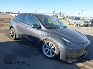2023 Tesla Model Y Long Range z VIN 7SAYGAEEXPF714760, wystawiony jako IAAI lot #41748398 z przebiegiem 49 802 mil mil oraz . Historia ofert i sprzedaży dostępna na DreamBid. Obrazek 1.
