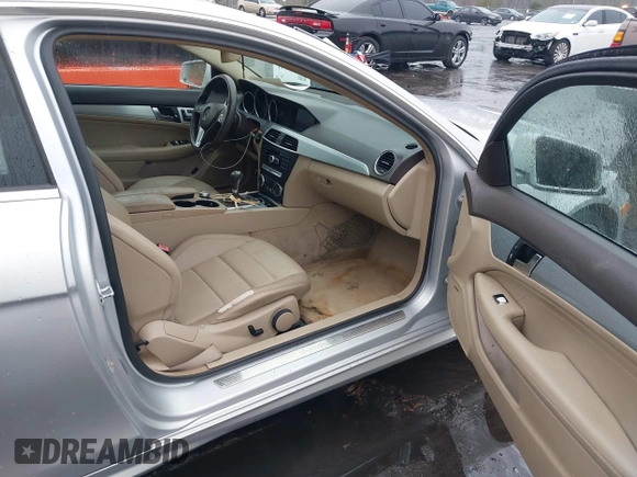 2013 Mercedes-Benz C 250 z VIN WDDGJ4HB3DF971933, wystawiony jako IAAI lot #41628220 z przebiegiem 124 583 mil mil oraz . Historia ofert i sprzedaży dostępna na DreamBid. Obrazek 5.