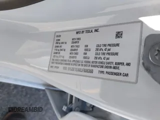 2020 Tesla Model 3 Standard Range Plus z VIN 5YJ3E1EAXLF806360, wystawiony jako IAAI lot #42386624 z przebiegiem 69 916 mil mil oraz . Historia ofert i sprzedaży dostępna na DreamBid. Obrazek 9.
