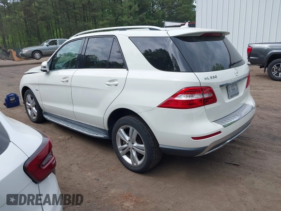 2012 Mercedes-Benz M ML 350 with VIN 4JGDA5HB1CA063846, listed as a IAAI auction lot 42032560 with 175,946 mi miles. Bid and sale history available at carsss.com. Image 3.