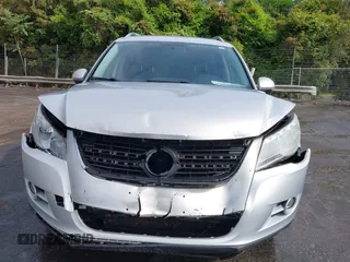 2011 Volkswagen Tiguan SEL z VIN WVGBV7AX9BW529778, wystawiony jako IAAI lot #42116103 z przebiegiem 115 653 mil mil oraz . Historia ofert i sprzedaży dostępna na DreamBid. Obrazek 12.