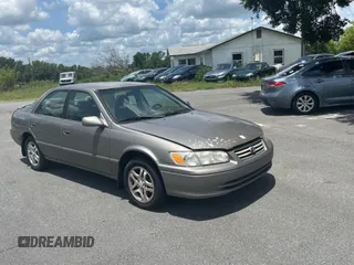 2000 Toyota Camry CE z VIN 4T1BG22K0YU002152, wystawiony jako Copart lot #60904165 z przebiegiem 366 513 mil mil oraz Czysty tytuł • Clean title. Historia ofert i sprzedaży dostępna na DreamBid. Obrazek 1.