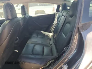 2018 Tesla Model 3 Long Range Battery z VIN 5YJ3E1EB4JF116531, wystawiony jako Copart lot #55609755 z przebiegiem 63 695 mil mil oraz Szkody całkowita. Historia ofert i sprzedaży dostępna na DreamBid. Obrazek 10.