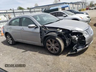 2014 Chrysler 200 Touring z VIN 1C3CCBBBXEN153322, wystawiony jako Copart lot #53541795 z przebiegiem 47 498 mil mil oraz Szkoda całkowita • Salvage title. Historia ofert i sprzedaży dostępna na DreamBid. Obrazek 4.