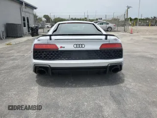 2020 Audi R8 z VIN WUAKBAFX9L7900195, wystawiony jako Copart lot #59888215 z przebiegiem 16 548 mil mil oraz Czysty tytuł • Clean title. Historia ofert i sprzedaży dostępna na DreamBid. Obrazek 6.