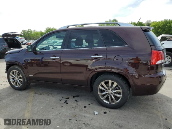 2013 Kia Sorento SX z VIN 5XYKWDA22DG389884, wystawiony jako Copart lot #58813735 z przebiegiem 101 567 mil mil oraz Szkoda całkowita • Salvage title. Historia ofert i sprzedaży dostępna na DreamBid. Obrazek 2.