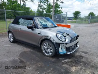 2021 MINI Convertible Cooper z VIN WMWWJ3C06M3M08556, wystawiony jako IAAI lot #42350750 z przebiegiem 42 328 mil mil oraz . Historia ofert i sprzedaży dostępna na DreamBid. Obrazek 1.