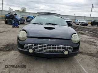 2005 Ford Thunderbird Deluxe z VIN 1FAHP60A25Y103624, wystawiony jako Copart lot #58043635 z przebiegiem 121 881 mil mil oraz Tytuł czysty. Historia ofert i sprzedaży dostępna na DreamBid. Obrazek 5.
