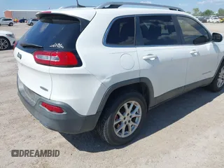 2016 Jeep Cherokee Latitude z VIN 1C4PJMCB9GW305259, wystawiony jako IAAI lot #42093050 z przebiegiem 228 747 mil mil oraz . Historia ofert i sprzedaży dostępna na DreamBid. Obrazek 6.