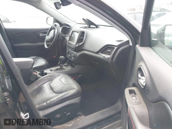 2019 Jeep Cherokee Trailhawk with VIN 1C4PJMBX6KD232515, listed as a IAAI auction lot 39495367 with 53,293 mi miles and . Bid and sale history available at DreamBid. Image 5.