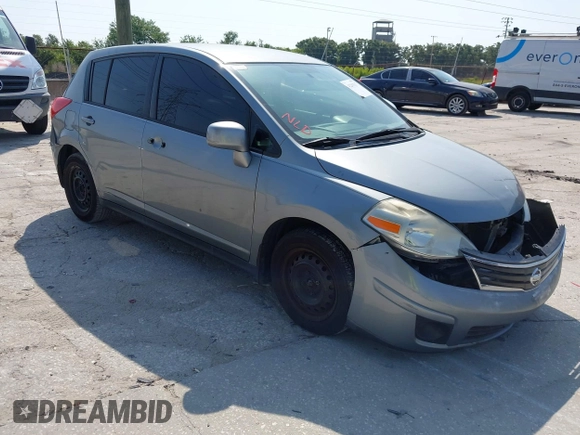 2010 Nissan Versa S z VIN 3N1BC1CP0AL358270, wystawiony jako IAAI lot #42203337 z przebiegiem 157 736 mil mil oraz . Historia ofert i sprzedaży dostępna na DreamBid. Obrazek 1.