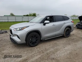 2022 Toyota Highlander LE z VIN 5TDZZRAH7NS140962, wystawiony jako Copart lot #50715185 z przebiegiem 17 676 mil mil oraz Szkoda całkowita • Salvage title. Historia ofert i sprzedaży dostępna na DreamBid. Obrazek 1.