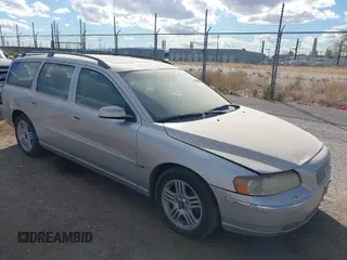 2006 Volvo V70 2.5L Turbo with VIN YV1SW592862580257, listed as a IAAI auction lot 40817161 with 121,187 mi miles. Bid and sale history available at carsss.com. Image 1.
