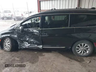 2018 Chrysler Pacifica Touring L z VIN 2C4RC1BG8JR211405, wystawiony jako IAAI lot #42301088 z przebiegiem 92 876 mil mil oraz . Historia ofert i sprzedaży dostępna na DreamBid. Obrazek 14.