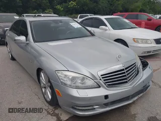 2011 Mercedes-Benz S 400 z VIN WDDNG9FB9BA384927, wystawiony jako IAAI lot #42285753 z przebiegiem 92 588 mil mil oraz . Historia ofert i sprzedaży dostępna na DreamBid. Obrazek 1.