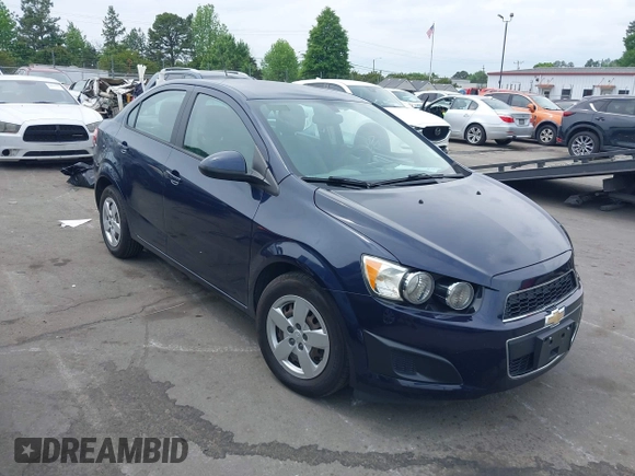 2015 Chevrolet Sonic LS z VIN 1G1JA5SH2F4114299, wystawiony jako IAAI lot #42078790 z przebiegiem 112 719 mil mil oraz . Historia ofert i sprzedaży dostępna na DreamBid. Obrazek 1.