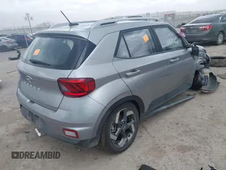 2024 Hyundai Venue SEL z VIN KMHRC8A36RU333987, wystawiony jako IAAI lot #41710436 z przebiegiem 7 701 mil mil oraz . Historia ofert i sprzedaży dostępna na DreamBid. Obrazek 4.