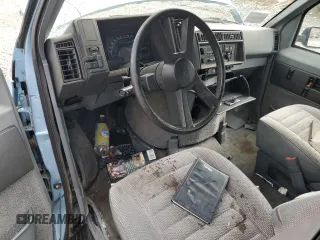 1989 GMC Safari z VIN 1GKDM15Z4KB517560, wystawiony jako Copart lot #51775615 z przebiegiem 152 882 mil mil oraz Szkody całkowita. Historia ofert i sprzedaży dostępna na DreamBid. Obrazek 8.