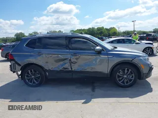 2023 Volkswagen Tiguan SE z VIN 3VVNB7AX5PM064693, wystawiony jako IAAI lot #42033011 z przebiegiem 38 220 mil mil oraz . Historia ofert i sprzedaży dostępna na DreamBid. Obrazek 13.