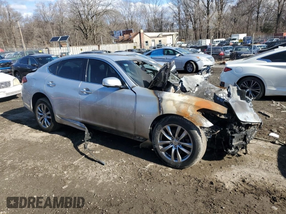 2015 Infiniti Q70 z VIN JN1BY1AR4FM560130, wystawiony jako Copart lot #46022855 z przebiegiem Nie podano mil oraz Szkoda całkowita • Salvage title. Historia ofert i sprzedaży dostępna na DreamBid. Obrazek 4.