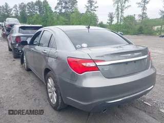 2013 Chrysler 200 Touring z VIN 1C3CCBBG2DN731634, wystawiony jako IAAI lot #42115138 z przebiegiem 114 987 mil mil oraz . Historia ofert i sprzedaży dostępna na DreamBid. Obrazek 3.