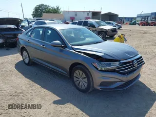 2020 Volkswagen Jetta S z VIN 3VWCB7BU7LM054958, wystawiony jako IAAI lot #42306896 z przebiegiem 47 489 mil mil oraz . Historia ofert i sprzedaży dostępna na DreamBid. Obrazek 1.