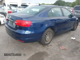 2014 Volkswagen Jetta SE z VIN 3VWD17AJ5EM369548, wystawiony jako IAAI lot #42588501 z przebiegiem 115 062 mil mil oraz . Historia ofert i sprzedaży dostępna na DreamBid. Obrazek 4.
