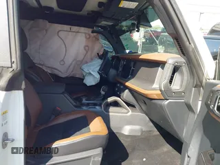 2024 Ford Bronco Outer Banks с VIN 1FMDE8BH3RLB55220, выставлен на аукционе IAAI как лот 42290827 с пробегом 9 415 миль миль и . История ставок и продаж доступна на DreamBid. Изображение 5.
